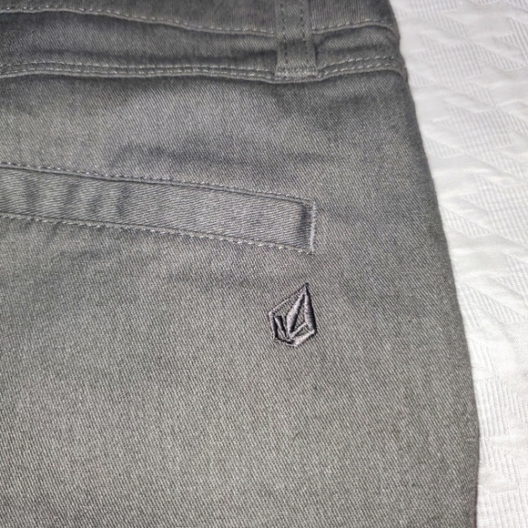 2 pairs of Volcom shorts for 1. Never worn - Picture 4 of 16